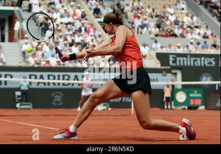 Paris, Frankreich. 10. Juni 2023. Karolina Muchova aus der Tschechischen Republik spielt während des Finalspiels der IGA Swiatek von Polen bei den French Tennis Open in Paris, Frankreich, am Samstag, den 10. Juni 2023. Swiatek gewann die offenen 6-2, 5-7, 6-4. Foto: Maya Vidon-White/UPI Credit: UPI/Alamy Live News Stockfoto