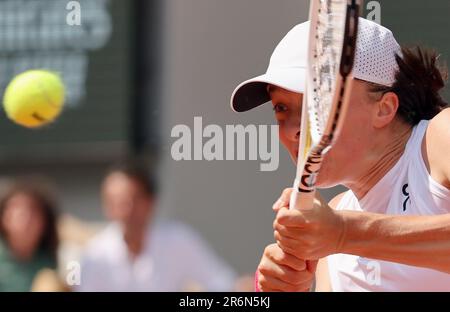 Paris, Frankreich. 10. Juni 2023. Die IGA Swiatek von Polen spielt während des Finalspiels bei den French Tennis Open in Paris am Samstag, den 10. Juni 2023, gegen Karolina Muchova aus der Tschechischen Republik. Swiatek gewann die offenen 6-2, 5-7, 6-4. Foto: Maya Vidon-White/UPI Credit: UPI/Alamy Live News Stockfoto