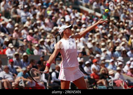 Paris, Frankreich. 10. Juni 2023. Die IGA Swiatek von Polen spielt während des Finalspiels bei den French Tennis Open in Paris am Samstag, den 10. Juni 2023, gegen Karolina Muchova aus der Tschechischen Republik. Swiatek gewann die offenen 6-2, 5-7, 6-4. Foto: Maya Vidon-White/UPI Credit: UPI/Alamy Live News Stockfoto