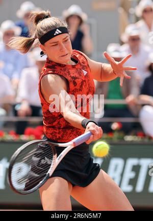 Paris, Frankreich. 10. Juni 2023. Karolina Muchova aus der Tschechischen Republik spielt während des Finalspiels der IGA Swiatek von Polen bei den French Tennis Open in Paris, Frankreich, am Samstag, den 10. Juni 2023. Swiatek gewann die offenen 6-2, 5-7, 6-4. Foto: Maya Vidon-White/UPI Credit: UPI/Alamy Live News Stockfoto