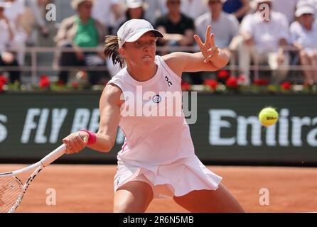 Paris, Frankreich. 10. Juni 2023. Die IGA Swiatek von Polen spielt während des Finalspiels bei den French Tennis Open in Paris am Samstag, den 10. Juni 2023, gegen Karolina Muchova aus der Tschechischen Republik. Swiatek gewann die offenen 6-2, 5-7, 6-4. Foto: Maya Vidon-White/UPI Credit: UPI/Alamy Live News Stockfoto