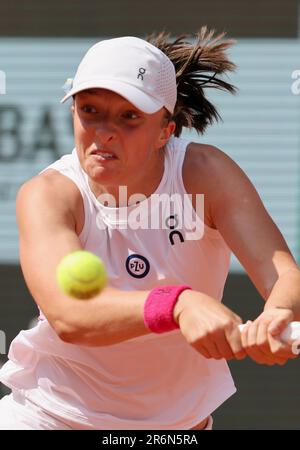 Paris, Frankreich. 10. Juni 2023. Die IGA Swiatek von Polen spielt während des Finalspiels bei den French Tennis Open in Paris am Samstag, den 10. Juni 2023, gegen Karolina Muchova aus der Tschechischen Republik. Swiatek gewann die offenen 6-2, 5-7, 6-4. Foto: Maya Vidon-White/UPI Credit: UPI/Alamy Live News Stockfoto