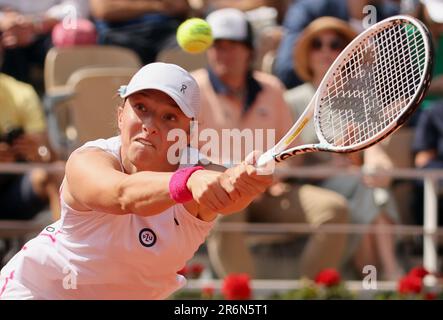 Paris, Frankreich. 10. Juni 2023. Die IGA Swiatek von Polen spielt während des Finalspiels bei den French Tennis Open in Paris am Samstag, den 10. Juni 2023, gegen Karolina Muchova aus der Tschechischen Republik. Swiatek gewann die offenen 6-2, 5-7, 6-4. Foto: Maya Vidon-White/UPI Credit: UPI/Alamy Live News Stockfoto