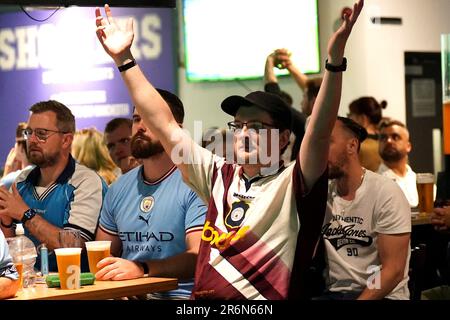 Manchester City-Fans beim Bierkeller Manchester React während einer Vorführung des UEFA Champions League-Finales zwischen Manchester City und Inter Mailand in Istanbul. Foto: Samstag, 10. Juni 2023. Stockfoto