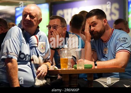 Manchester City-Fans beim Bierkeller Manchester React während einer Vorführung des UEFA Champions League-Finales zwischen Manchester City und Inter Mailand in Istanbul. Foto: Samstag, 10. Juni 2023. Stockfoto