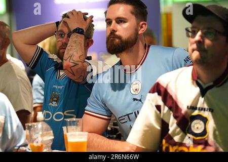 Manchester City-Fans beim Bierkeller Manchester React während einer Vorführung des UEFA Champions League-Finales zwischen Manchester City und Inter Mailand in Istanbul. Foto: Samstag, 10. Juni 2023. Stockfoto