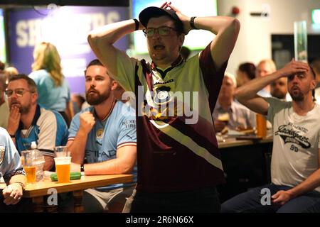 Manchester City-Fans beim Bierkeller Manchester React während einer Vorführung des UEFA Champions League-Finales zwischen Manchester City und Inter Mailand in Istanbul. Foto: Samstag, 10. Juni 2023. Stockfoto