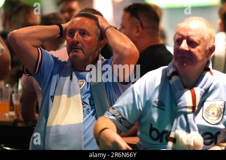 Manchester City-Fans beim Bierkeller Manchester React während einer Vorführung des UEFA Champions League-Finales zwischen Manchester City und Inter Mailand in Istanbul. Foto: Samstag, 10. Juni 2023. Stockfoto