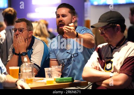 Manchester City-Fans beim Bierkeller Manchester React während einer Vorführung des UEFA Champions League-Finales zwischen Manchester City und Inter Mailand in Istanbul. Foto: Samstag, 10. Juni 2023. Stockfoto