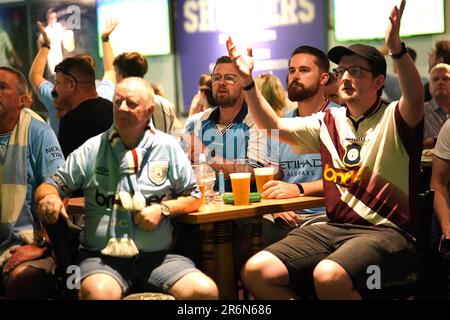 Manchester City-Fans beim Bierkeller Manchester React während einer Vorführung des UEFA Champions League-Finales zwischen Manchester City und Inter Mailand in Istanbul. Foto: Samstag, 10. Juni 2023. Stockfoto