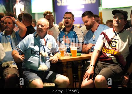 Manchester City-Fans beim Bierkeller Manchester React während einer Vorführung des UEFA Champions League-Finales zwischen Manchester City und Inter Mailand in Istanbul. Foto: Samstag, 10. Juni 2023. Stockfoto