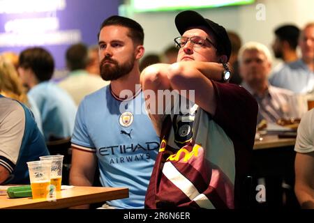 Manchester City-Fans beim Bierkeller Manchester React während einer Vorführung des UEFA Champions League-Finales zwischen Manchester City und Inter Mailand in Istanbul. Foto: Samstag, 10. Juni 2023. Stockfoto