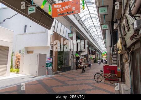 Karahori Shotengai (Einkaufsstraße Karahori), 800 Meter Einkaufsstraße zwischen Matsuya-suji und Uemachi-suji via Tanimachi-suji, an sonnigen Tagen. Stockfoto