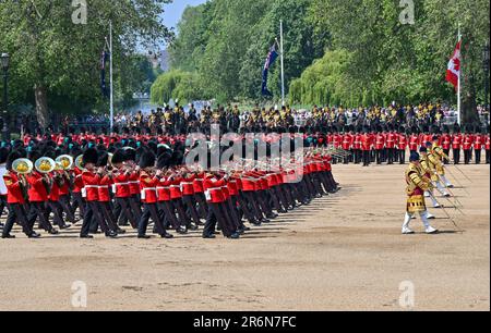 Horse Guards Parade, London, Großbritannien, am 10 2023. Juni. Die Band marschiert vorbei und salutiert als König Prinz William, der Prinz von Wales rezensiert die Regimente der Haushaltsabteilungen als Regimentaler Oberst der walisischen Garde während der Trooping the Colour in Horse Guards Parade, London, Großbritannien am 10 2023. Juni. Zu den Divisionen der Parade gehören die Fußwächter, die Grenadiergarde, die Coldstream-Garde, die Schotten-Garde, Die irische Garde, die Walisische Garde, mit dem von der Kavallerie montierten Regiment, bestehend aus den Rettungsschwimmern und den Blues und Royals. Auch die königliche Artillerie des Königs. Kredit: Stockfoto