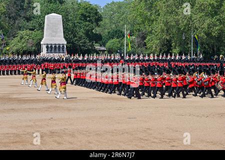 Horse Guards Parade, London, Großbritannien, am 10 2023. Juni. Die Band marschiert vorbei und salutiert als König Prinz William, der Prinz von Wales rezensiert die Regimente der Haushaltsabteilungen als Regimentaler Oberst der walisischen Garde während der Trooping the Colour in Horse Guards Parade, London, Großbritannien am 10 2023. Juni. Zu den Divisionen der Parade gehören die Fußwächter, die Grenadiergarde, die Coldstream-Garde, die Schotten-Garde, Die irische Garde, die Walisische Garde, mit dem von der Kavallerie montierten Regiment, bestehend aus den Rettungsschwimmern und den Blues und Royals. Auch die königliche Artillerie des Königs. Kredit: Stockfoto