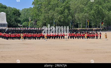 Horse Guards Parade, London, Großbritannien, am 10 2023. Juni. Die Massed-Band spielt als Prinz William, der Prince of Wales rezensiert die Regimente der Haushaltsabteilung als Regimental Colonel der Welsh Guards während der Trooping the Colour in Horse Guards Parade, London, Großbritannien am 10 2023. Juni. Zu den Divisionen der Parade gehören die Fußwächter, die Grenadiergarde, die Coldstream-Garde, die Schotten-Garde, Die irische Garde, die Walisische Garde, mit dem von der Kavallerie montierten Regiment, bestehend aus den Rettungsschwimmern und den Blues und Royals. Auch die königliche Artillerie des Königs. Kredit: Francis Knight/ Stockfoto