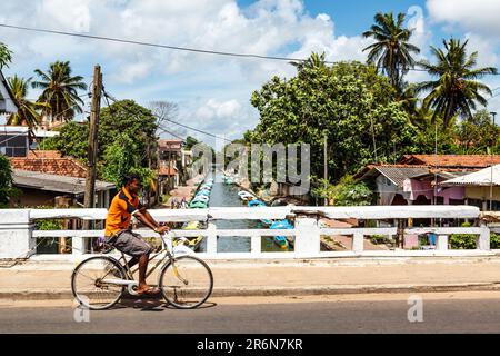 Alter Kanal mit Häusern und kleinen Booten in Negombo, Sri Lanka, Asien Stockfoto