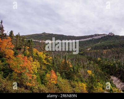 Die atemberaubende Schönheit des Whiteface Mountain in Adirondack im Bundesstaat New York mit den lebendigen Herbstfarben. Stockfoto