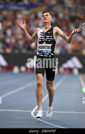 Jakob Ingebrigtsen (NOR) feiert, nachdem er die drei Meilen in einer Weltbestzeit von 7:54,10 beim Meeting de Paris im Stade Charlety am Freitag, 9. Juni 2023, in Paris gewonnen hat. (Jiro Mochizuki/Bild des Sports Stockfoto