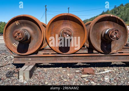 Rostige Güterwaggon-Radsätze auf der Strecke auf dem Eisenbahnhof in Oakridge, Oregon, USA Stockfoto