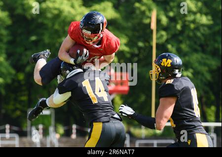 München, Deutschland. 10. Juni 2023. München, Deutschland, Juli 10. 2023: Thomas Jones (24 Saarland Hurricanes) wird von Oliver Braunsdorf (14 München Cowboys) während des Erima GFL-Spiels zwischen München Cowboys und Saarland Hurricanes in Dantestadion, München, gestoppt. (Sven Beyrich/SPP) Kredit: SPP Sport Press Photo. Alamy Live News Stockfoto