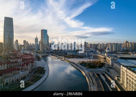 Atemberaubender Blick aus der Vogelperspektive auf eine Brücke, die zu einem ruhigen Wasserweg in einer städtischen Umgebung führt, umgeben von hohen Gebäuden Stockfoto