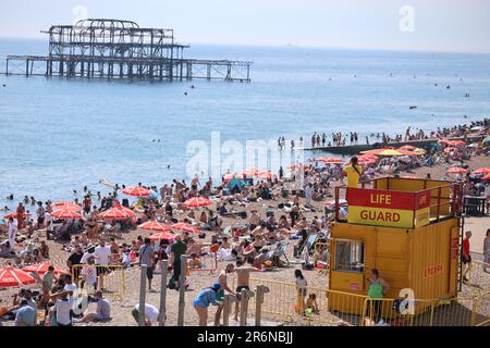 Brighton, East Sussex. 10. Juni 2023 UK Weather: Brighton ist bis zum Rand gepackt, während Tausende an die Küste strömen, um der Hitzewelle zu entkommen. Die Temperaturen steigen auf bis zu 28 °C hoch. Guthaben: @Dmoonuk/Alamy Live News Stockfoto