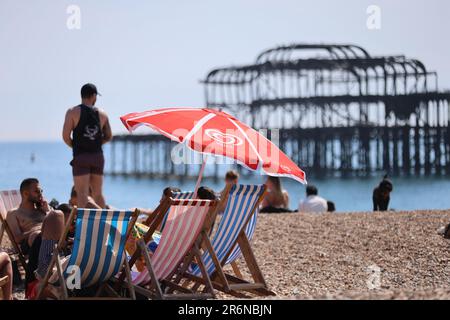 Brighton, East Sussex. 10. Juni 2023 UK Weather: Brighton ist bis zum Rand gepackt, während Tausende an die Küste strömen, um der Hitzewelle zu entkommen. Die Temperaturen steigen auf bis zu 28 °C hoch. Guthaben: @Dmoonuk/Alamy Live News Stockfoto