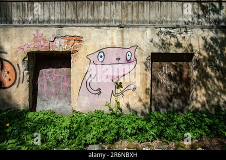 Straßenkunst bei Kopli Lines oder Kopli liinid. Wandgraffiti an verlassenen Wohnbaumauern im Stadtteil Kopli in Tallinn, Estland. Stockfoto