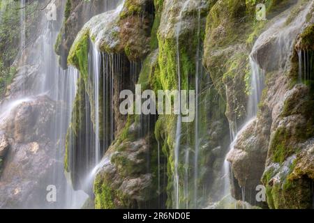 Wasserfälle der Quelle des Flusses Cuervo im Naturpark Serrania de Cuenca in Cuenca, Spanien Stockfoto