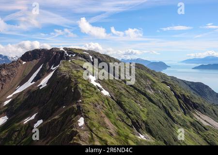 Luftaufnahme eines Berggipfels in der Nähe von Juneau, Alaska mit Gastineau Channel und Stephens Passage im Hintergrund. Stockfoto