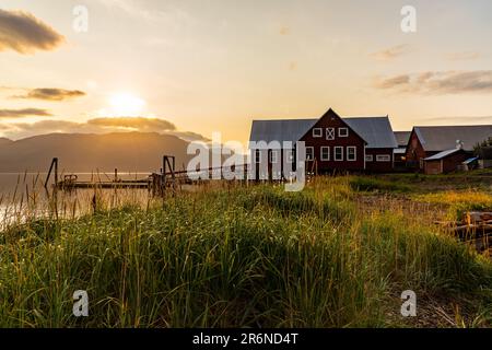 HOONAH, ALASKA, USA - 16. AUGUST 2021: The Hoonah Packing Company Museum and Shops at Sunset. Stockfoto