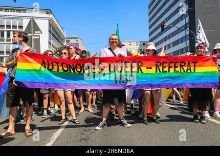 Düsseldorf, Deutschland. 10. Juni 2023. Mehrere tausend Teilnehmer, Feiern aus den LGBT-Gemeinschaften sowie viele Freunde, Familien und Sympathisanten nehmen am 20. Jahrestag des christopher Street Day märz Teil, gefolgt von Festlichkeiten und Partys in der Hauptstadt NRW. CSD umfasst auch Düsseldorf Pride. Das diesjährige Motto lautet „Gemeinsam Lohnt sich“ (zusammen lohnt es sich). Kredit: Imageplotter/Alamy Live News Stockfoto