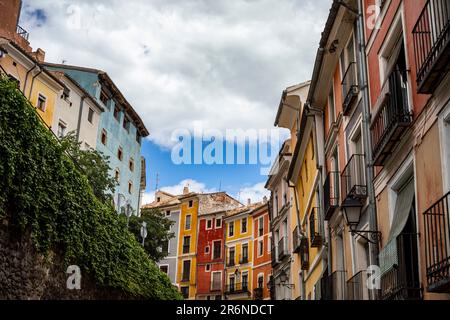 Mittelalterliche farbige Fassaden der Alfonso VIII Straße in der Altstadt des UNESCO-Weltkulturerbes Cuenca, Spanien Stockfoto
