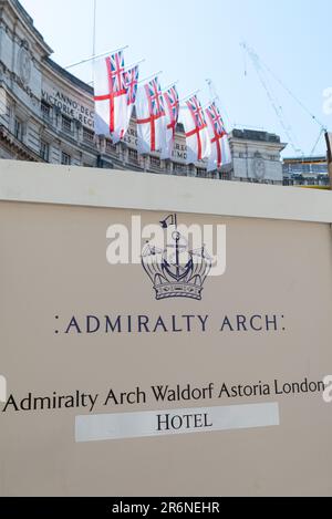 Admiralty Arch wird in das zweite Waldorf Astoria London Hotel im Vereinigten Königreich umgewandelt, das sich im Besitz von Prime Investors Capital (PIC) befindet, das von Hilton Hotels betrieben wird. Stockfoto