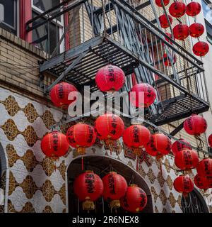 Chinatown in San Francisco, Kalifornien. Rote Laternen vor dem Ma-Tsu Tempel in der Beckett Street. Stockfoto