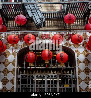 Chinatown in San Francisco, Kalifornien. Rote Laternen vor dem Ma-Tsu Tempel in der Beckett Street. Stockfoto