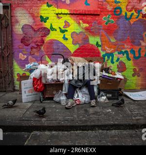 Reisende erwarten vielleicht nicht, Obdachlose in San Franciscos Chinatown zu sehen, aber ein Spaziergang durch die Hintergassen des Viertels zeigt Ihnen eine andere Seite Stockfoto