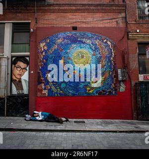 Reisende erwarten vielleicht nicht, Obdachlose in San Franciscos Chinatown zu sehen, aber ein Spaziergang durch die Hintergassen des Viertels zeigt Ihnen eine andere Seite Stockfoto