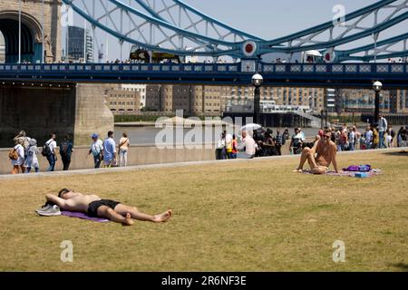 London, Großbritannien. 10. Juni 2023. Während der Hitzewelle sehen Sie Menschen beim Sonnenbaden an der Tower Bridge. Die Temperatur steigt heute in London auf 30 Grad. Dies ist die erste Hitzewelle des Jahres und der Wettervorhersage warnt vor extremen Wetterbedingungen aufgrund des El Nino-Effekts. (Foto: Hesther Ng/SOPA Images/Sipa USA) Guthaben: SIPA USA/Alamy Live News Stockfoto