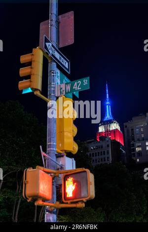 Das Empire State Building und die Ampeln in New York von der 42. Street und der 6. Avenue Stockfoto