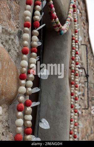 Der Eingang der zeitgenössischen Kunstgalerie Corazon ist mit romantischen Lichterketten und Girlanden entlang der historischen Canyon Road in Santa Fe, New Mex, dekoriert Stockfoto