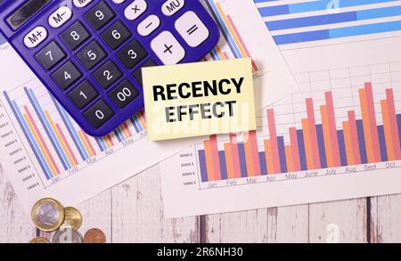 Notizblock mit dem Text „Recency Effect“ und dem Diagramm auf dem Schreibtisch. Gedächtnis- und Lagebeziehung, psychologisches Konzept. Stockfoto