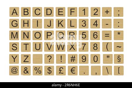 Buchstaben, Ziffern und verschiedene Zeichen auf Holzblöcken. Isoliert auf weißem Hintergrund Stockfoto