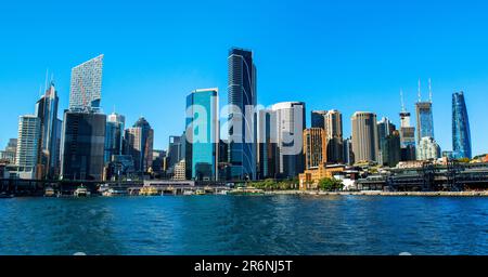 Stadtbild von Sydney im Darling Harbour mit hohen Bürogebäuden und Wolkenkratzern, Sydney, New South Wales, Australien Stockfoto