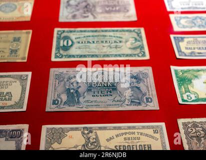 Nahaufnahme alter indonesischer Banknoten. Alte Rupiah-Währung, Geldkonzept. Ausgewählter Fokus. Stockfoto