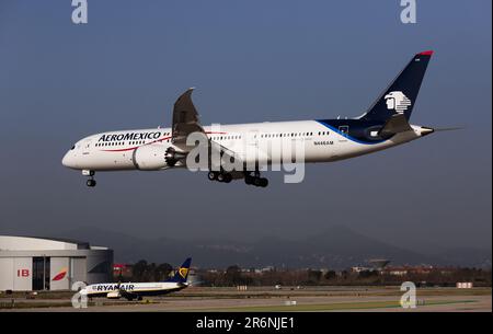 Aeromexico Boeing 787-9 Dreamliner im Landeanflug zum Flughafen El Prat Stockfoto