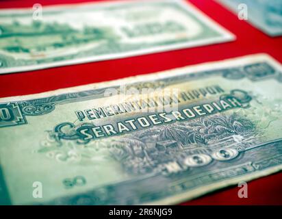 Nahaufnahme alter indonesischer Banknoten. Alte Rupiah-Währung, Geldkonzept. Ausgewählter Fokus. Stockfoto