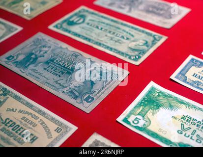 Nahaufnahme alter indonesischer Banknoten. Alte Rupiah-Währung, Geldkonzept. Ausgewählter Fokus. Stockfoto