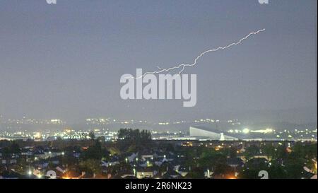 Glasgow, Schottland, Vereinigtes Königreich, 10. Juni 2023. UK Weather: Blitzlicht in der Nähe des Flughafens mit Blick vom Westende über das Einkaufszentrum Braehead und XSite in Braehead. Credit Gerard Ferry/Alamy Live News Stockfoto